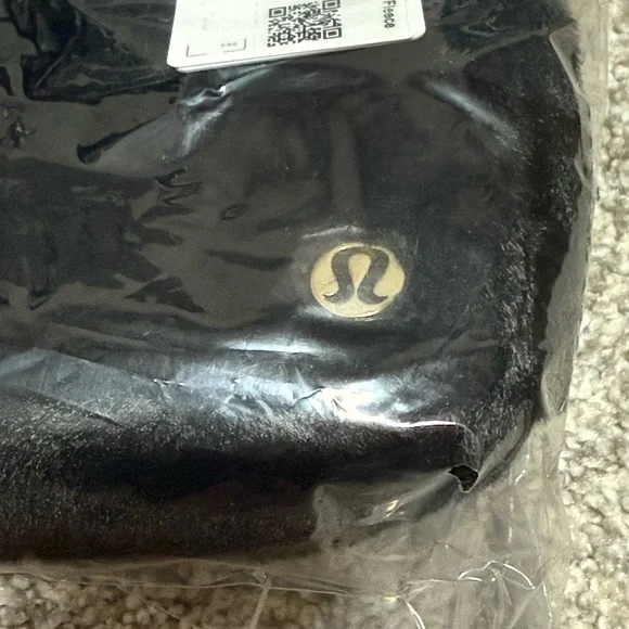 NWT Lululemon Plush Fleece Everywhere Belt Bag 1L in Black and Gold - Picture 3 of 13